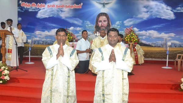 Dos profesos perpetuos y diáconos en India